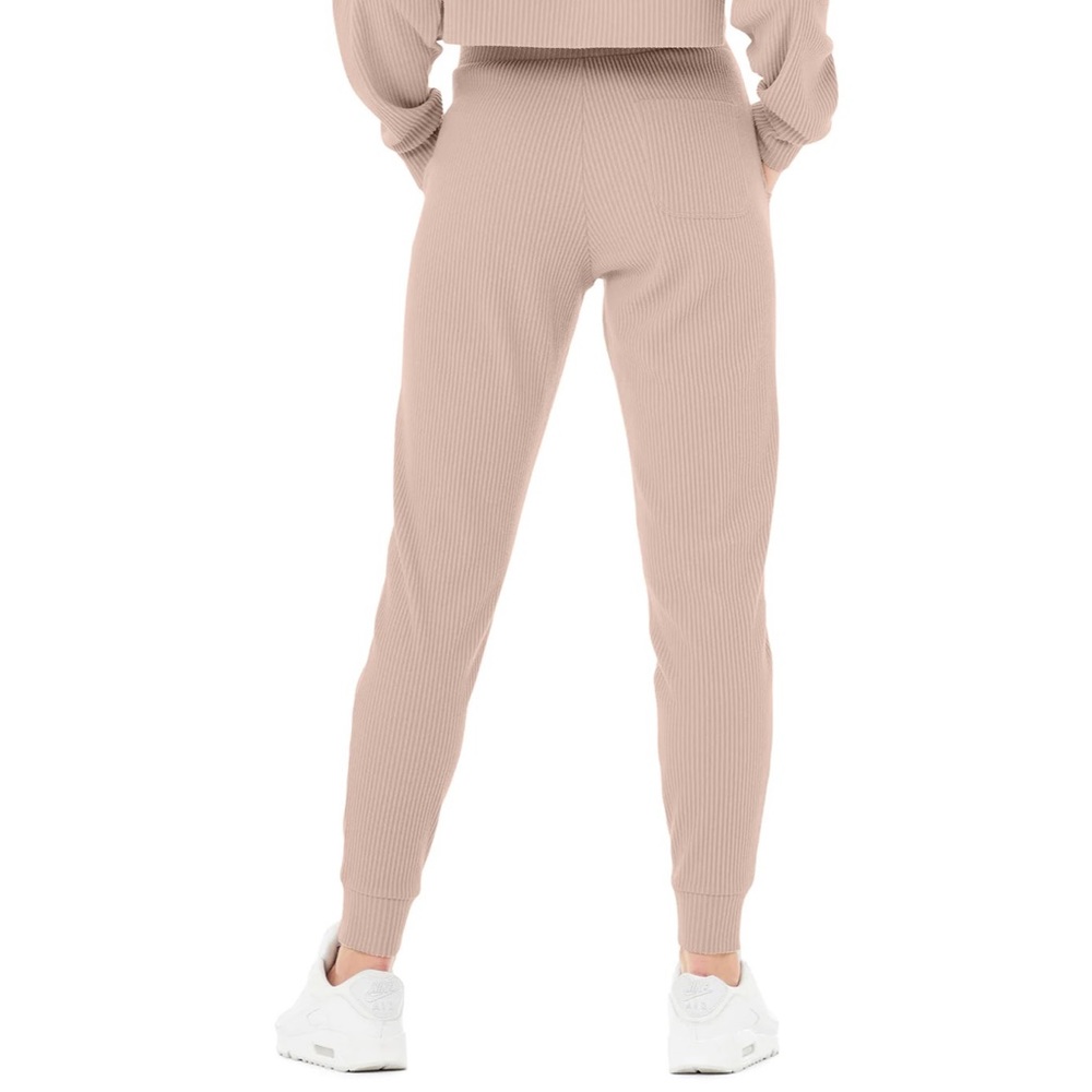 ❌SOLD❌ NWOT Alo Yoga Muse Sweatpant in Dusty Pink - Picture 3 of 8